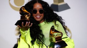 [+18]Певица H.E.R. получила премию «Грэмми» за лучшую песню года