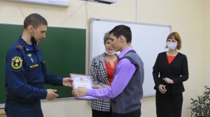 В Приморье наградили школьника, спасшего провалившегося под лед друга