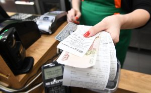 Россияне активно используют возможность не получать бумажные чеки в магазинах. Ретейлеры предлагают эту опцию всего год, но уже сейчас не печатаются миллионы неперерабатываемых чеков