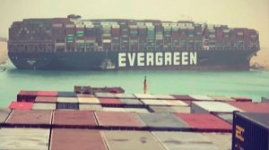 Гигантский контейнеровоз перекрыл Суэцкий канал, суда встали в "пробку" (видео)