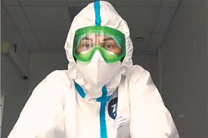 "У неё зелёные глаза, фигура модели, рост 178 см и обаятельная улыбка. Ей бы по подиуму дефилировать в нарядах .."(10 месяцев в скафандре. Как бывшая стюардесса ушла в «красную зону»)