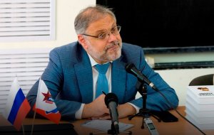 Хазин пояснил, скажется ли на России огромная «пробка» в Суэцком канале