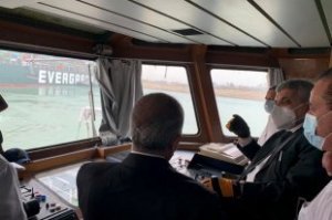 В Суэцком канале удалось сдвинуть с места застрявший контейнеровоз