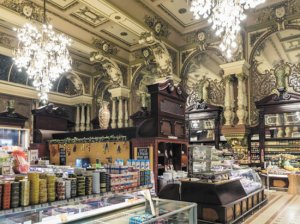 Знаменитый «Елисеевский» гастроном на Тверской доживает последние дни: «Большую часть сотрудников уже рассчитали, остались работать единицы»