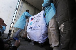 ЕК заявила об "ответственности" Австрии за разрешение "Спутника V"