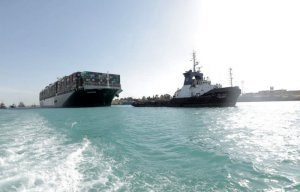 Контейнеровоз-гигант перегрузил мировую логистику. Обзор