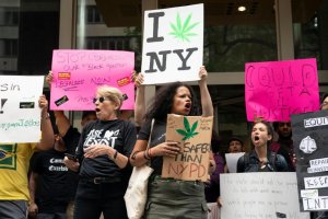 Нью-Йорк потянулся за марихуаной: довольные цветные и рост налогов