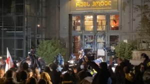 В Тбилиси закидали яйцами гостиницу, где находится Познер (видео)