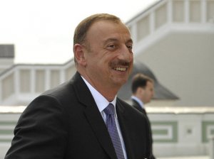 Алиев наградил турецкого производителя дронов Байрактара орденом «Карабах»
