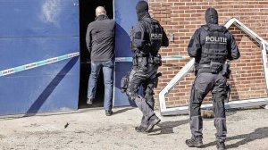 "Держат как скот, платят едой". Как украинцы попадают в рабство на подпольных табачных фабриках в Европе