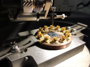 В лаборатории искусственных квантовых систем Московского физико-технического института создали квантовую интегральную схему на основе пяти сверхпроводниковых кубитов для квантовых процессоров