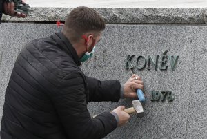 Lidovky (Чехия): прошел год, как демонтировали Конева, а страсти не утихают. Внучка маршала хочет, чтобы памятник остался в Чехии