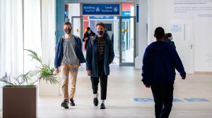Студентов СахГУ расселят в хостелы после смерти двоих в общежитии