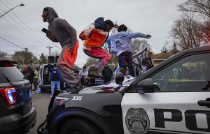 В Миннеаполис ввели нацгвардию после гибели темнокожего при задержании