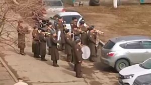 Концерт росгвардейцев под окнами ветерана восхитил воспитанников детского сада .......