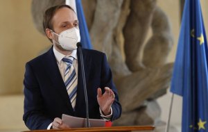 Глава МИД Чехии допустил высылку "примерно 60" сотрудников посольства России  (Пушков допустил возможность разрыва дипотношений с Чехией)