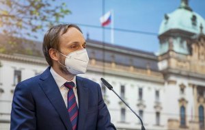 Чехия высылает 63 сотрудника посольства России  (Российские дипломаты покинут Прагу с членами их семей)