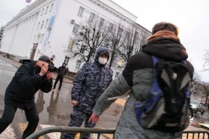 Комитет Совфеда поддержал закон о новых штрафах для журналистов и для тех, кто себя за них выдаёт на митингах