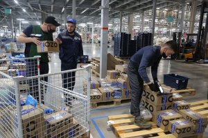 Ozon открыл крупнейший логистический хаб в Сибири