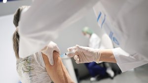 Россия отстаёт от других стран по темпам вакцинации от COVID-19 из-за недостатка доз и недоверия граждан