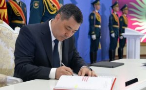 Президент Киргизии подписал конституцию, усиливающую его власть