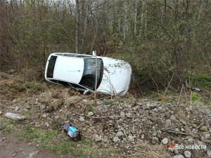 Житель Нижнего Тагила по пути на работу нашёл машину в кювете