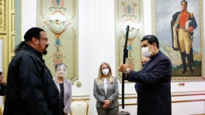 Times: Стивен Сигал подарил Мадуро самурайский меч