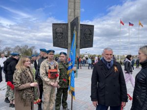 Молодые курсанты поучаствовали в возложении цветов у Обелиска Победы