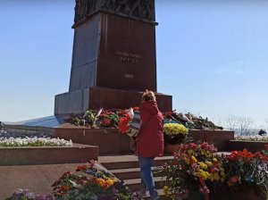 На Украине одни вспоминали Георгия Жукова, другие рвались на Москву