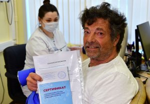 Депутат бундестага привился "Спутником V" в Москве  (Российская вакцина "Спутник V" позволила Сан-Марино стать первой страной в Европе, победившей коронавирус)