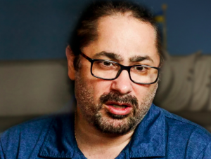 "Куда бечь?" - вопрошает покинувший семь лет назад Россию оппозиционер"  (Певец  Лебединский сбежал из России в США. Теперь он проклинает не Москву, а Штаты)