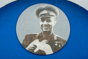 На ВДНХ вернули легендарный фотопортрет Юрия Гагарина