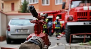 Пожарные из-за машин во дворе не смогли проехать к горящей квартире