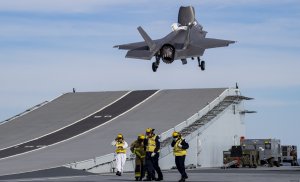 Авианосец Queen Elizabeth во время похода в Средиземное море потерял палубный истребитель F-35  (Инцидент произошёл из-за неисправности шасси истребителя)