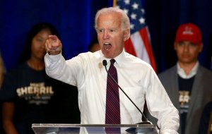 «Ему бы на печку»: В сети бурно отреагировали на новое чудачество Байдена