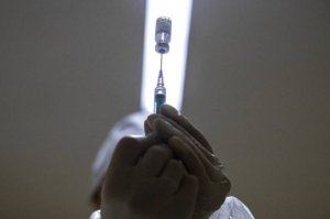 Вирусолог Альтштейн призвал остановить использование «ЭпиВакКороны»