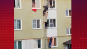 Соседи спасли троих детей из горящей квартиры в Костроме