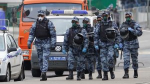 Очередь в поликлинику усмирили Росгвардией