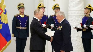 Награждения в Кремле: Путин, тракторист, врачи и поп