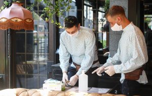 Омбудсмен заявил, что власти Москвы разрешили отстранять непривившихся работников