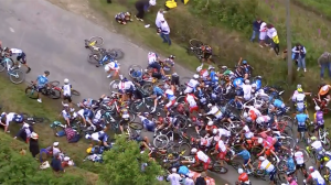 Фанатка спровоцировала массовую аварию на «Тур де Франс»