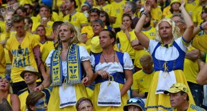 [Астозеника и Файзер]Швеция отправила на карантин вернувшихся из России футбольных фанатов