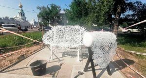 В Вологде установили кружевную скамейку