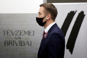 Мэру Риги запретили въезд в Россию — за его выходку с российским флагом