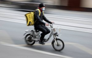 Курьеров на велосипедах в Москве хотят обязать сдавать экзамены на знание ПДД
