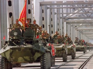 «Американцы уходят молча и тайком, а Советский Союз выводил свои войска гордо и со знаменами»   (Американцы не смогли выйти из Афганистана по-советски)