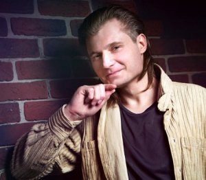 Алексей Фомин представил свежий трек «Вечерний город»