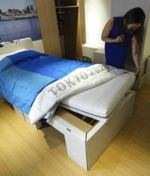 Для олимпийцев в Токио спроектировали кровати, на которых нельзя заниматься сексом  (Решение об установке таких спальных мест принял Международный олимпийский комитет)