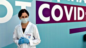 "Русскими вакцинами прививаться нельзя": Платные советы врачей