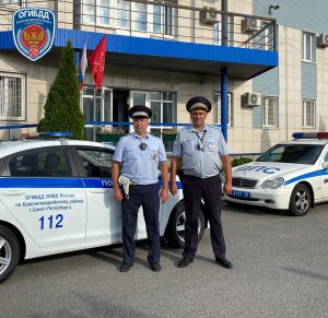 Полицейские с ветерком доставили врачам рожающую петербурженку